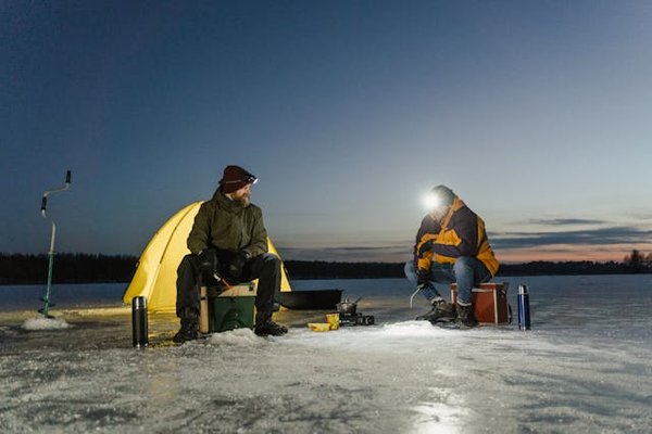 Où trouver les meilleures expériences de pêche sur glace en Suède?